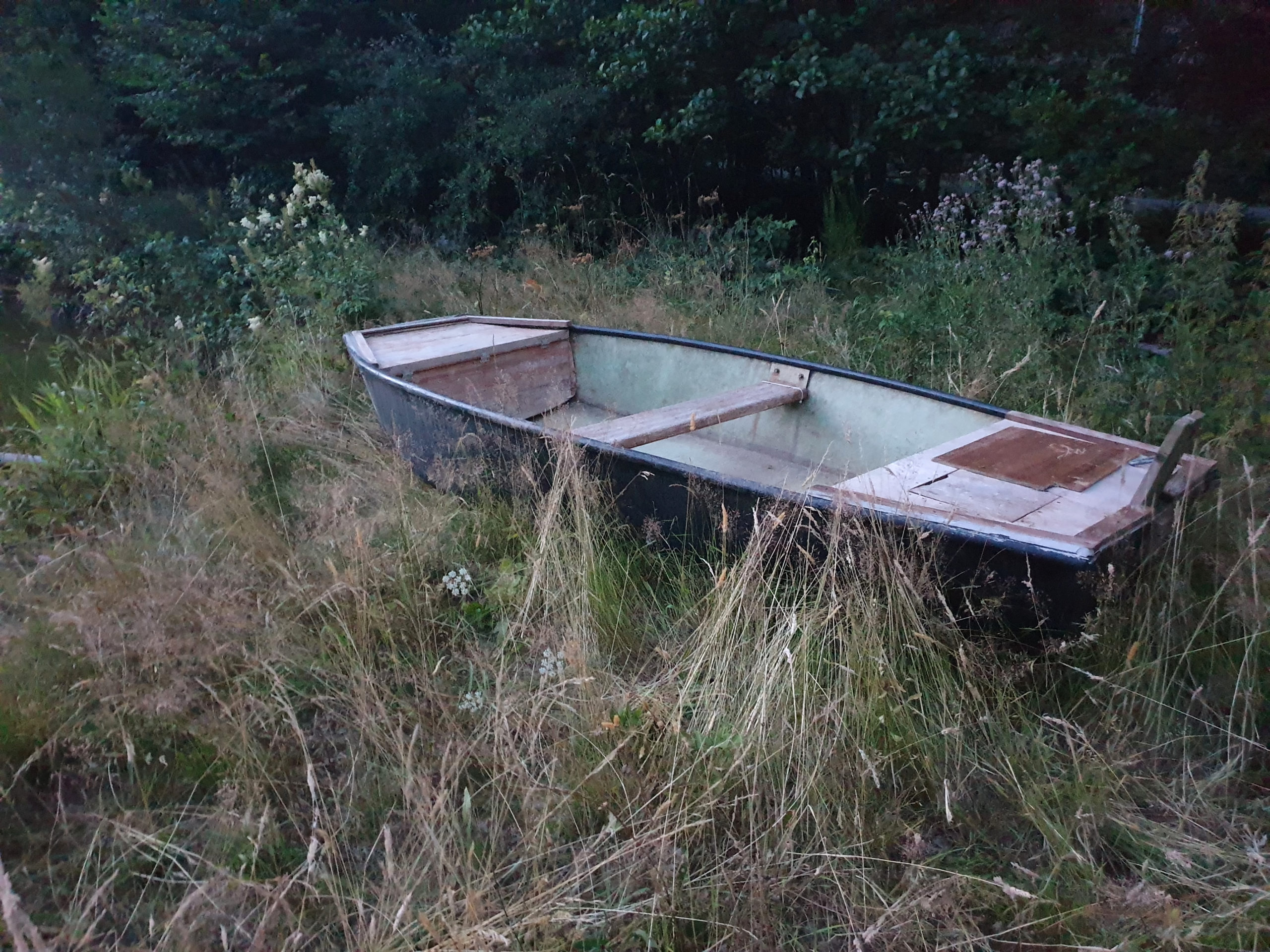 24/07/2022 : Une barque sur l’étang !